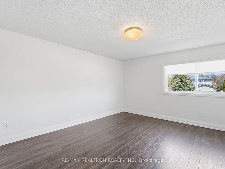 117 Cardinal Cres #UPPER — Photo 32