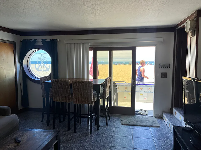 1916 W Oceanfront #A — Photo 2