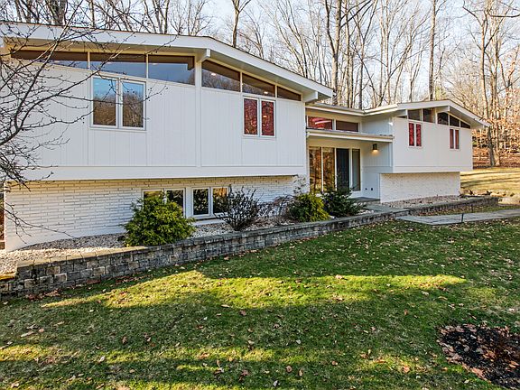 2nd image of 40 Holly Pl