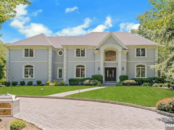 210 Woodmere Ct, Franklin Lakes, NJ 07417