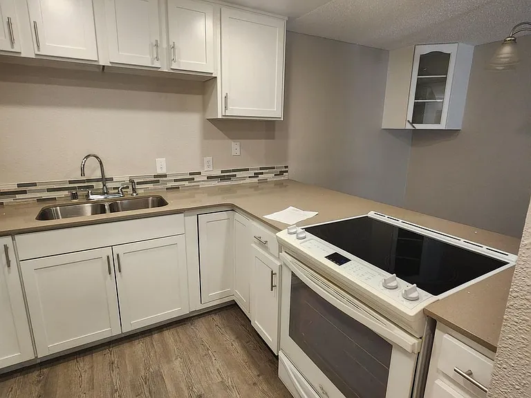 1505 Moore St — Photo 2