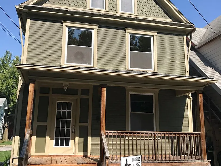 208 E Walnut St — Photo 1