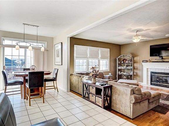 5th image of 827 Bolton Abbey Ln