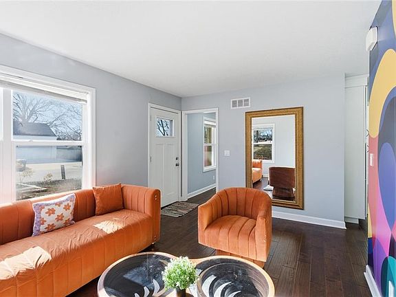 5th image of 618 W 85th Ter