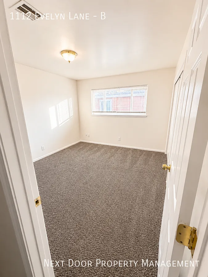 $1575 Moves You In - No Rent Due For August 2026 Updated interior - must see! Parking On Site - L... — Photo 4