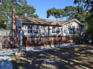 4 George St, Hampton Bays, NY 11946