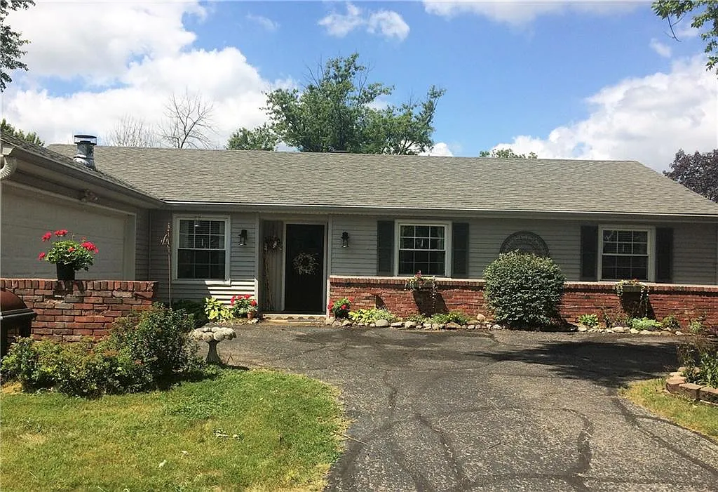 7252 Crest Ln photo 1