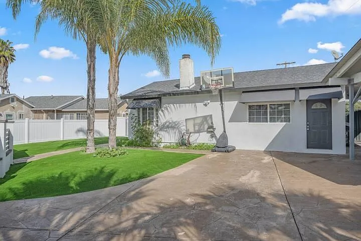 20641 Wyandotte St — Photo 21