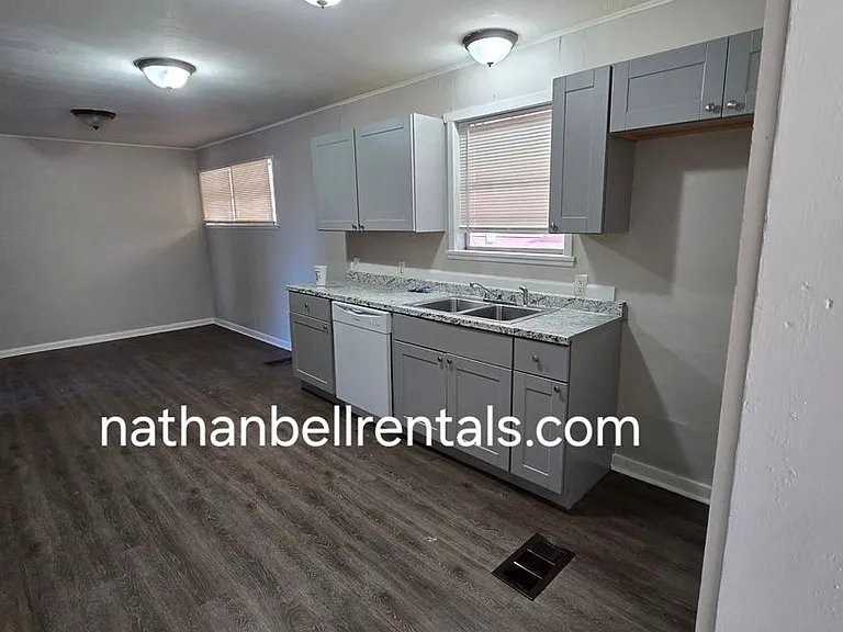 1295 E Houston St — Photo 11