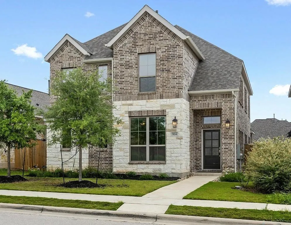 3 bed, 2.5 bath, 2321 sqft, $2,400 — Photo 1