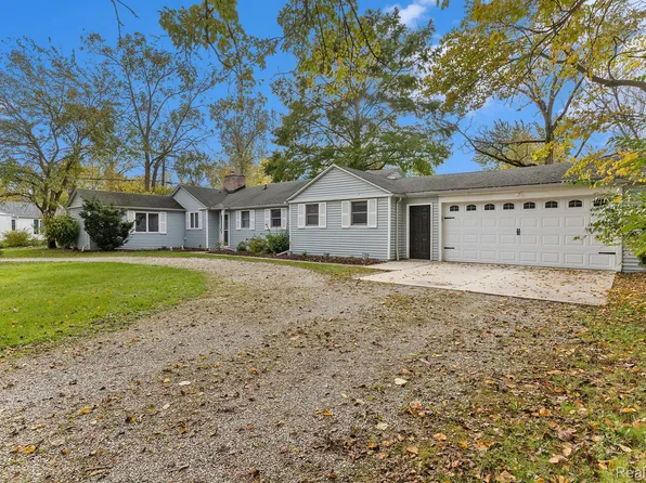 21538 Colonial Ct, Grosse Ile, MI 48138