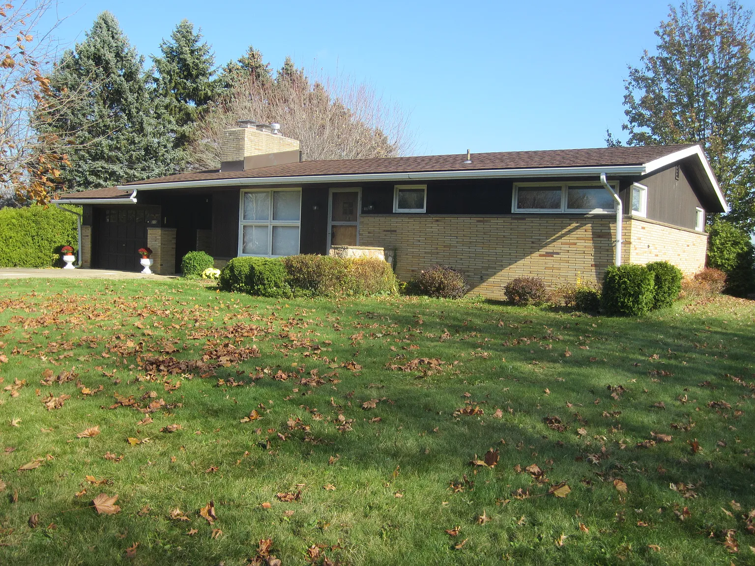 215 Cresswood Dr photo 1