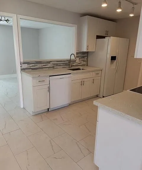 9448 Saddlebrook Dr — Photo 2