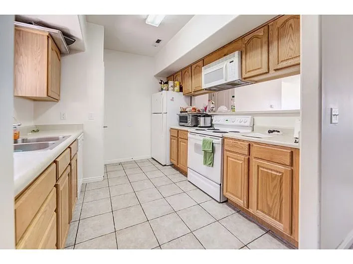 Building Photo - 642 N University Ave #B117