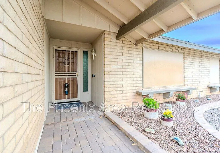 3231 N Woodburne Dr — Photo 2