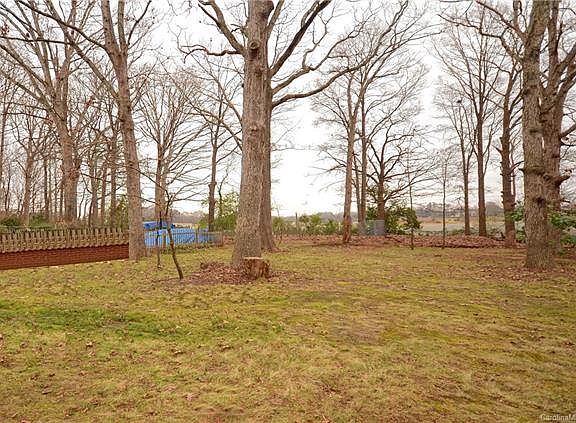2nd image of 306 Stilwell Oaks Cres