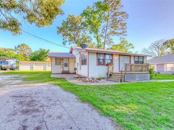 323 Lakeview Dr, Onalaska, TX 77360