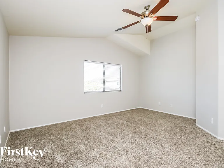 313 W Hereford Dr — Photo 9