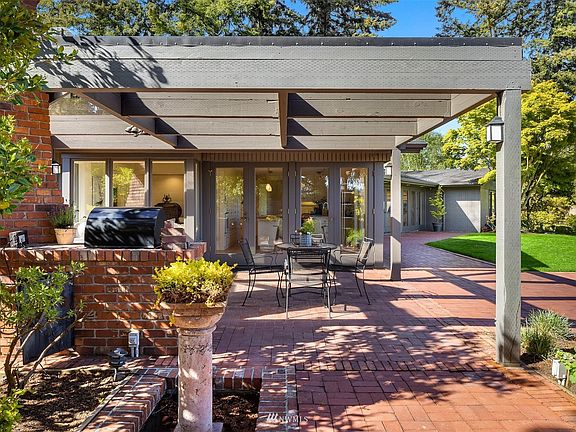3rd image of 4389 Point White Drive NE