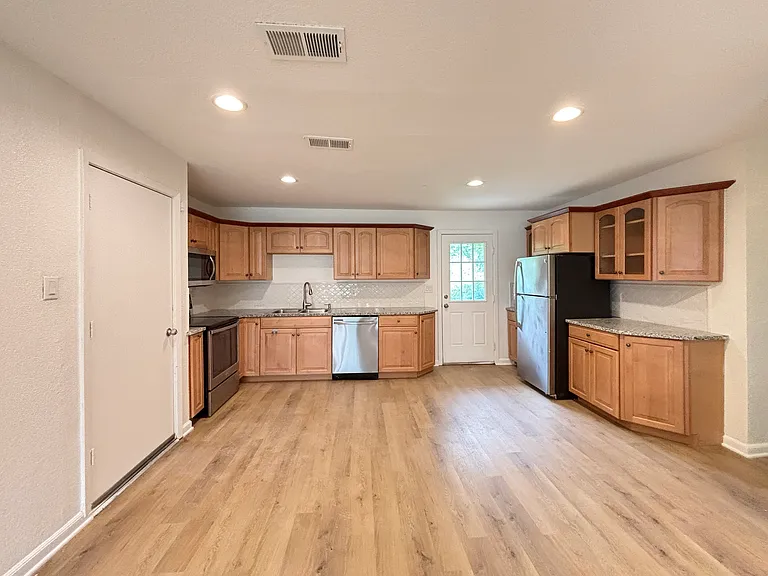 1304 Curtis Dr — Photo 8