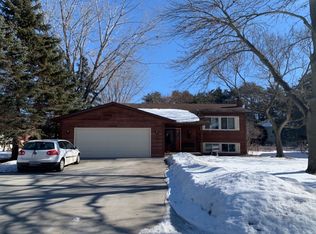 5860 Evergreen Ln, Shoreview, MN 55126