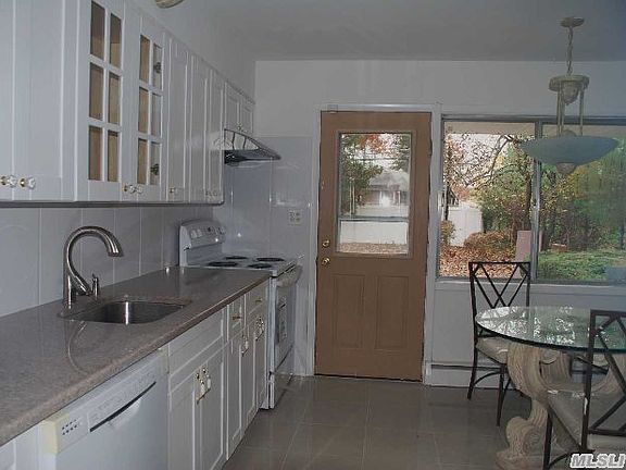 3rd image of 6 Mellow Ln