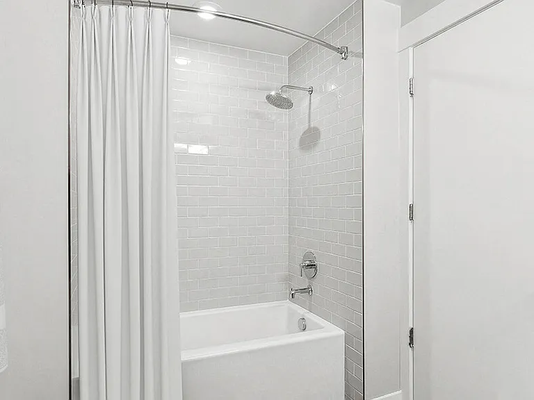 Seven Skies Apartments — Photo 16