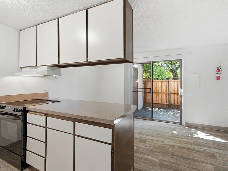Rolling Hills Townhouses — Photo 9