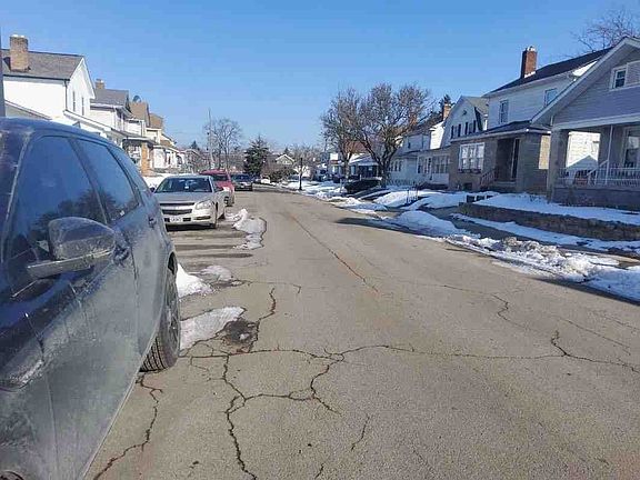 5th image of 479 Hilltonia Ave