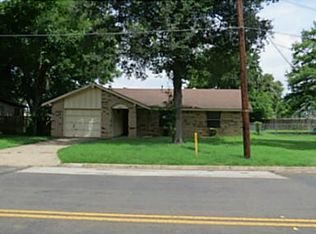 206 E Brenken St, Hearne, TX 77859