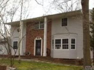 32 Sandpiper Ln, Coram, NY 11727