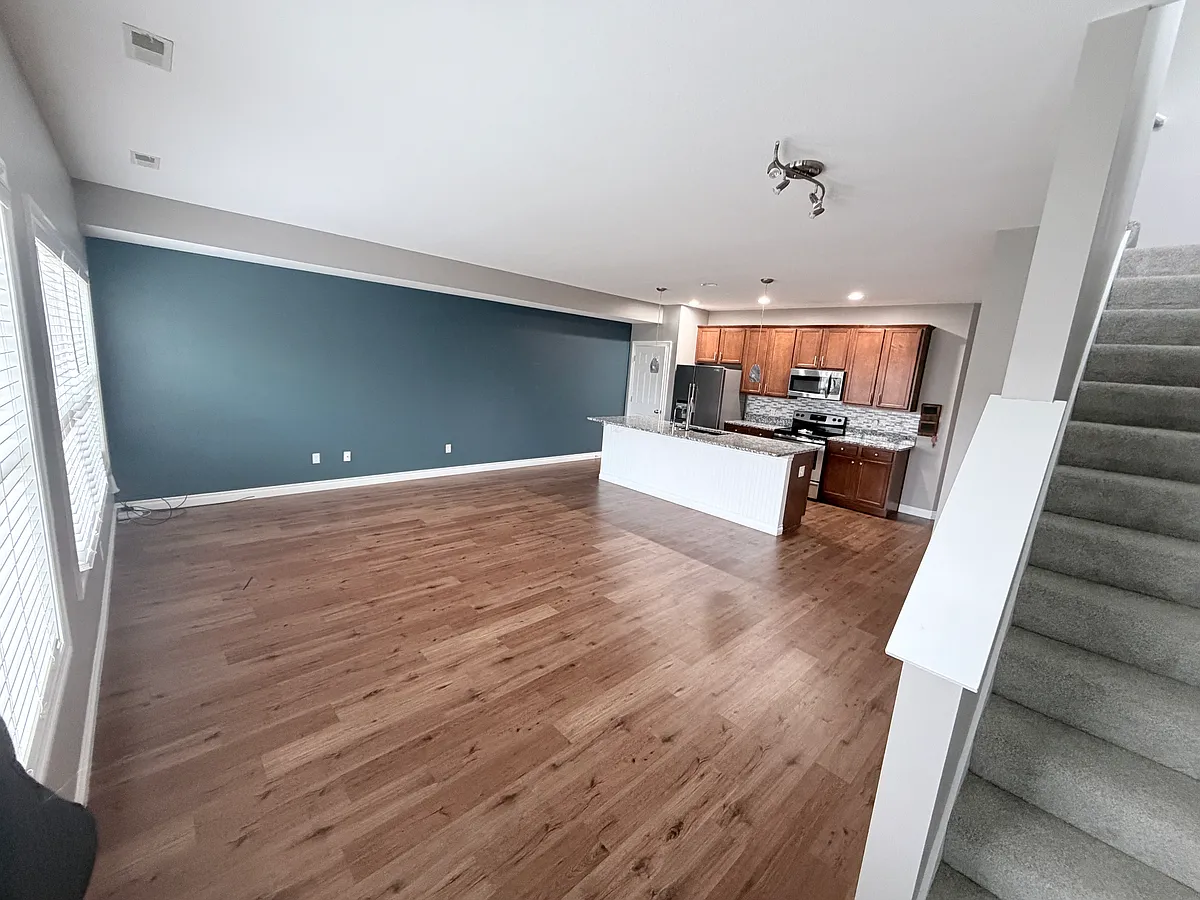 Building Photo - 4651 Lakeside Dr