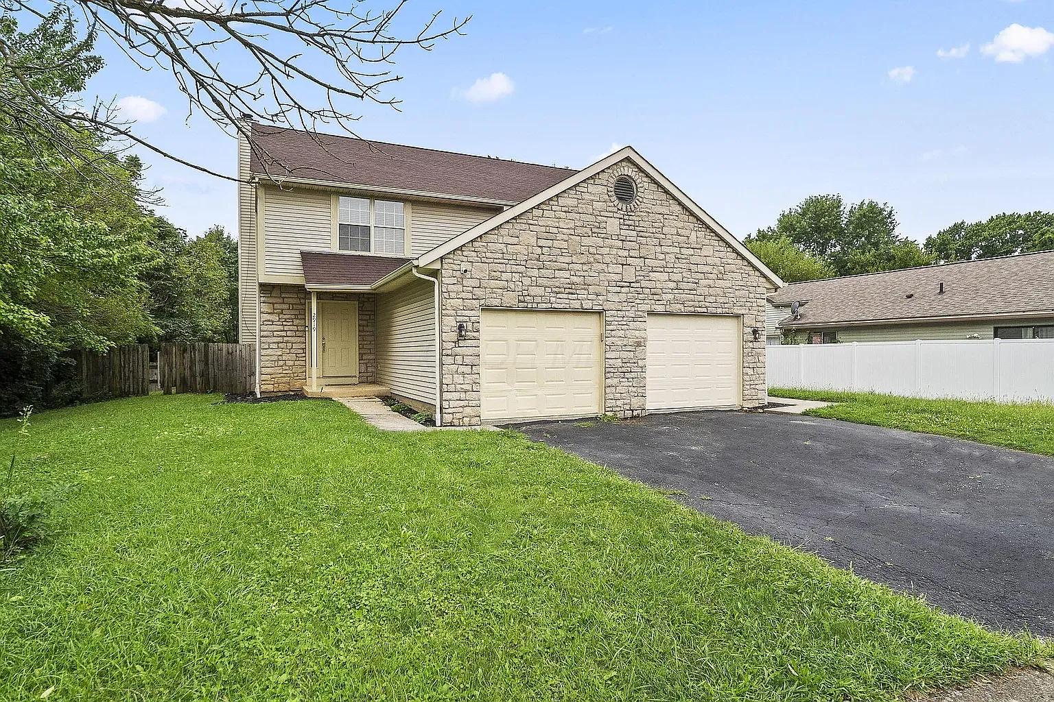 3 bed, 2.5 bath, 1674 sqft, $1,985 — Photo 3
