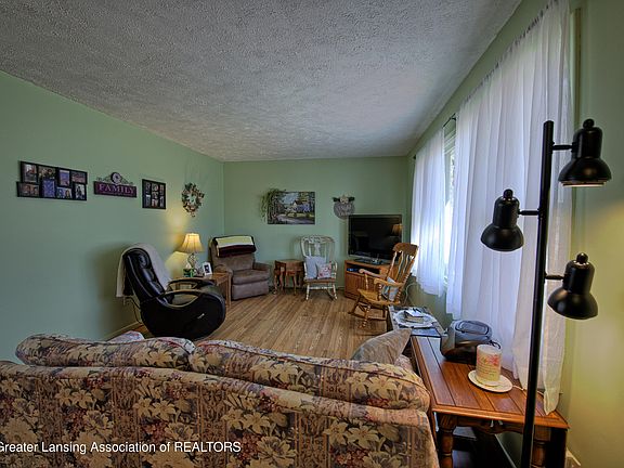 2nd image of 302 S Summit St