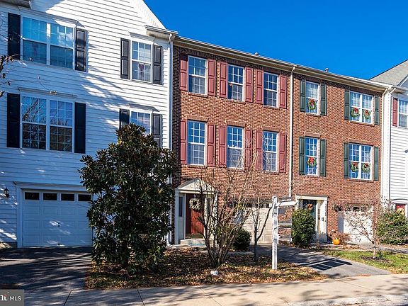 House sits on private cul-de-sac