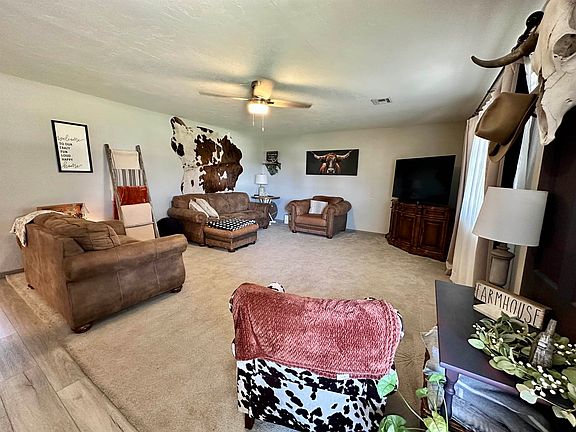 5th image of 607 W Aspen Ave