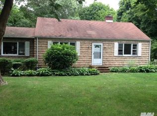 11 Manor Rd N, Greenlawn, NY 11740