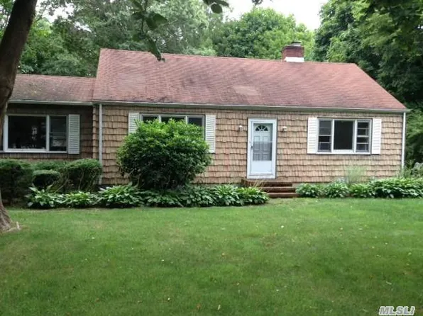 11 Manor Rd N, Greenlawn, NY 11740
