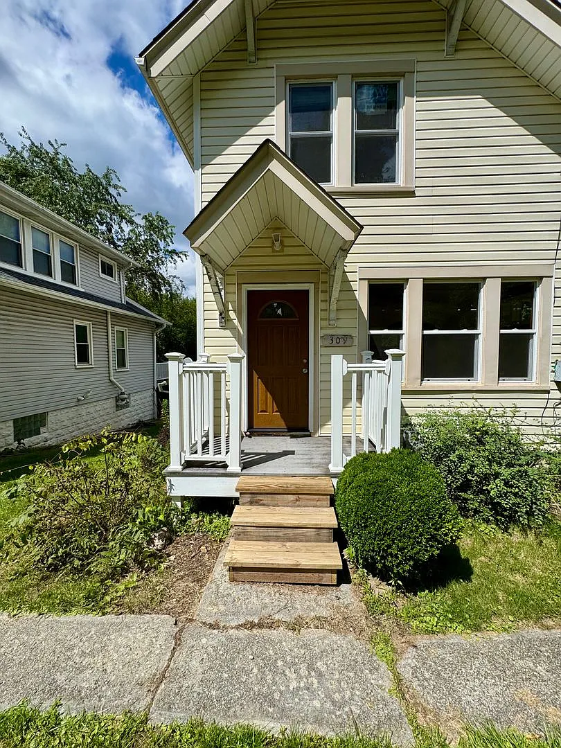 Charming 2 Bed 2 Bath Home with Hardwood Floors Throughout! — Photo 3