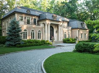 2 Hale Dr, Great Neck, NY 11024