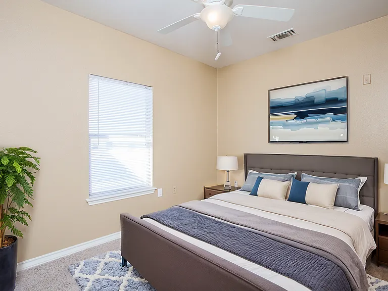 Lago Vista Apartments — Photo 15