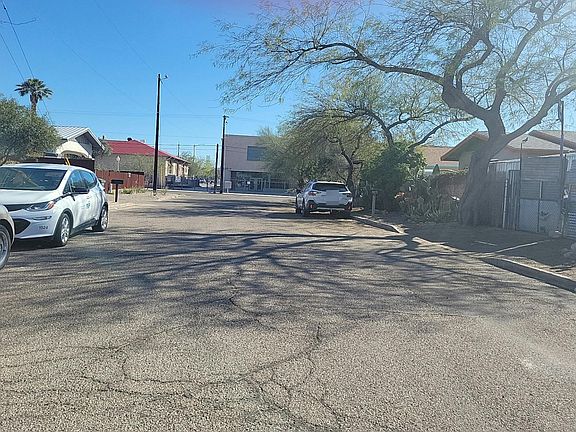 5th image of 915 N Alder Ave