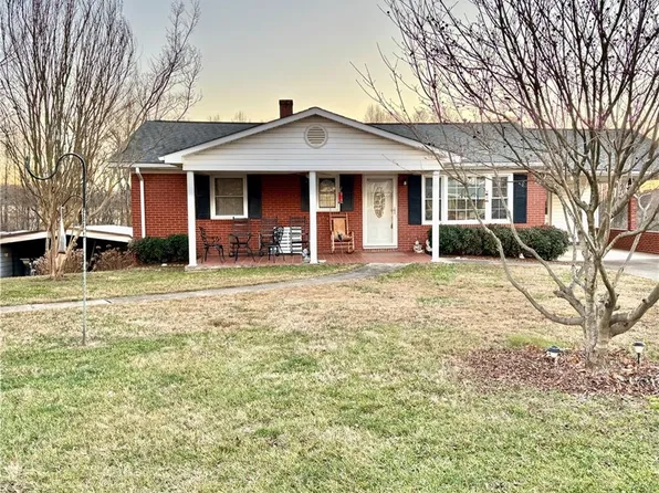 637 Pine Ridge Rd, Mount Airy, NC 27030