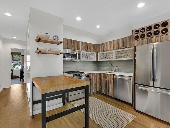 2nd image of 289 13th St APT 2R