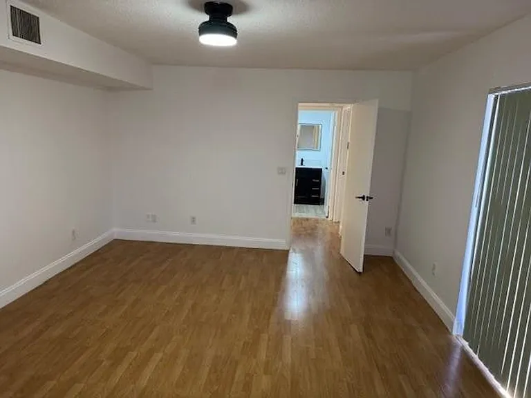 1210 SW 118th Ter — Photo 7