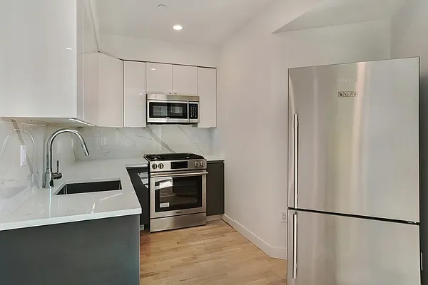 Rented by Bond New York | media 3