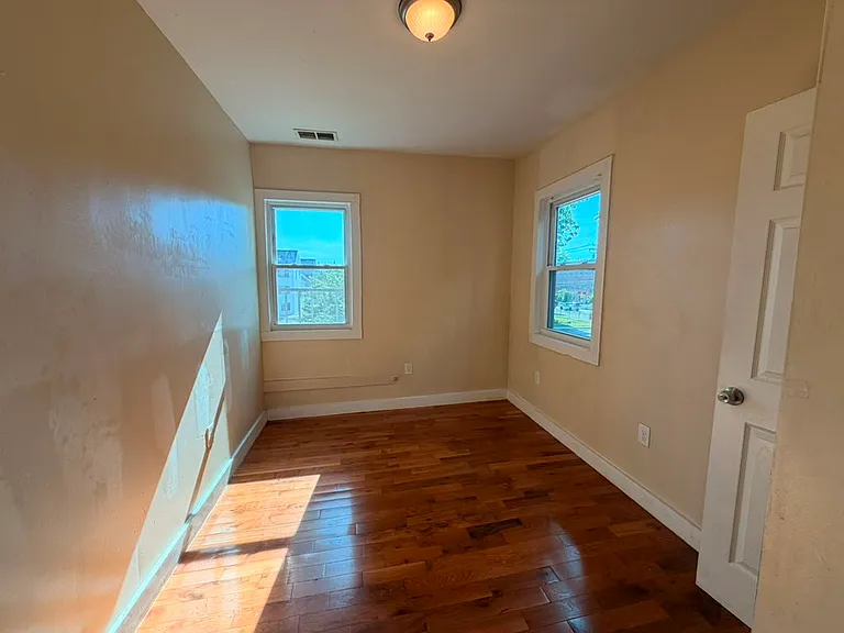 564 Howard Ave #2 — Photo 4