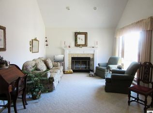 2827 SW Kingsrow Rd, Topeka, KS 66614