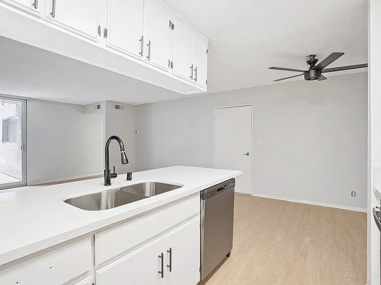 245 South Serrano Ave — Photo 36