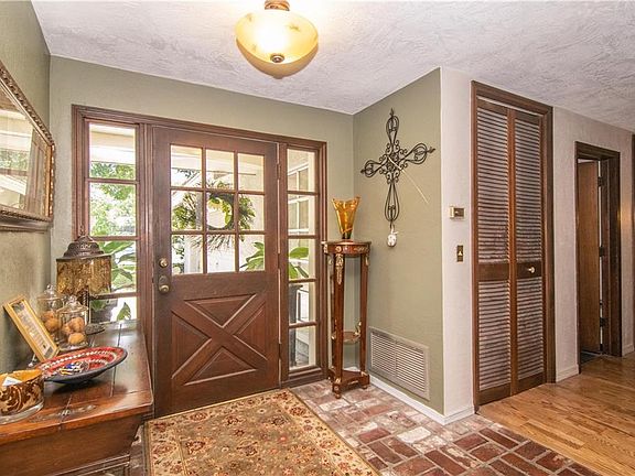 3rd image of 2869 Glen Hollow Dr